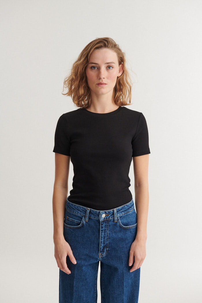 Basic Apparel Ludmilla O-Neck T-shirts 001 Black